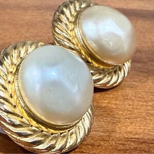 CHANEL MATRASSE Earrings 1982 Faux Pearl Binaural Vintage Gold